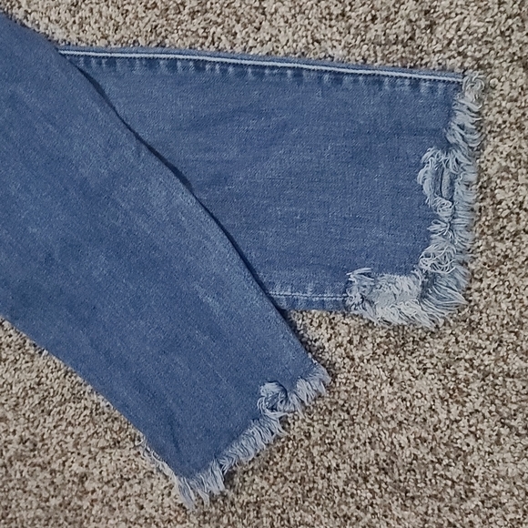 16 Short American Eagle Curvy Super Hi Rise Jegging Artist's Crop, Distressed - Picture 2 of 7